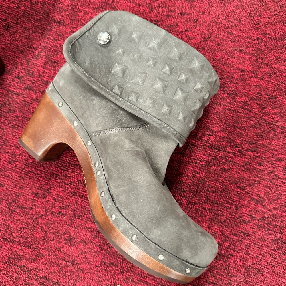 UGG Australia Lynnea Stud Fold Over Sheepskin Leather Winter Boot 3360 Women’s 8